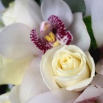 Lumânare botez din orhidee cymbidium și trandafiri
