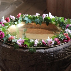 Aranjament floral pentru cristelniță