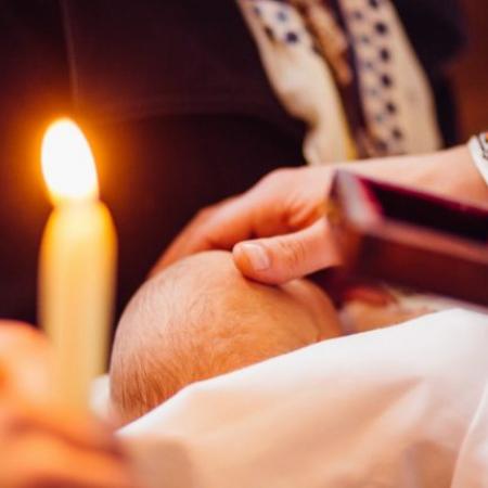 Lumanare aprinsa la biserica