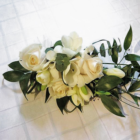 Aranjament floral alb delicat pentru masa de botez