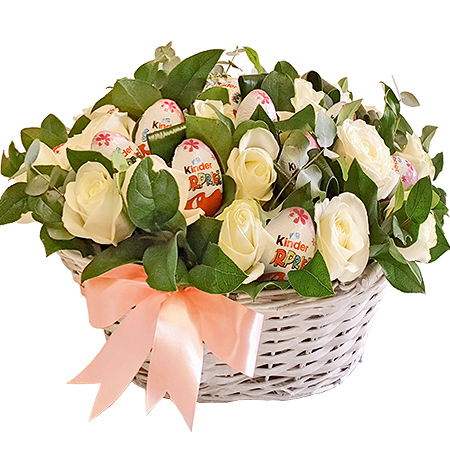 Coș cadou cu ouă Kinder și trandafiri albi