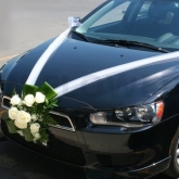 Aranjament floral mașină cu trandafiri albi