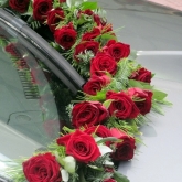 Aranjament floral mașină cu trandafiri roșii