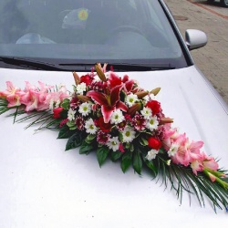 Aranjament floral mașină în alb și roz